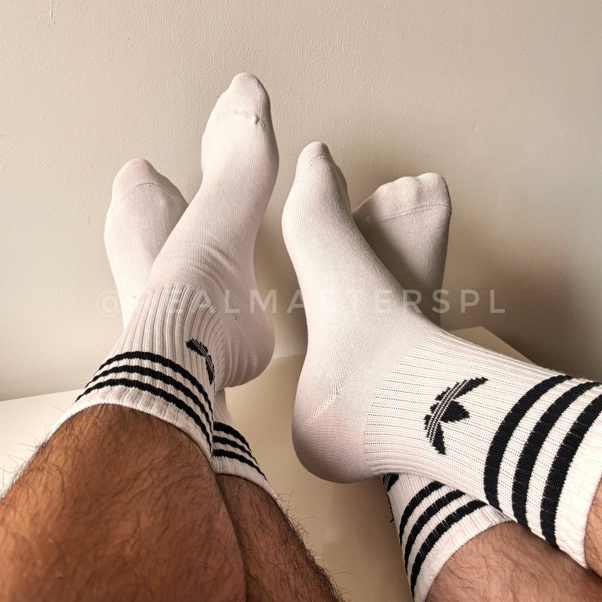 RealMastersPL's tweet photo. Nie możesz oprzeć się boskim stopom Panów, co cioto? 😈🧦🦶🏻

Pragniesz poczuć zapach skarpet, a potem wylizać nasze stopy🔥

#master #polishmaster #sneak #sneakers #feet #humiliation #cwel #paypig #findom #cashmaster #danina #sph #feetfetish #feetmale #alpha #domination #frajer #dojenie #gay