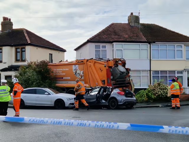 cleveleysnews's tweet photo. This weeks bin collection details for Valeway Ave, Cleveleys-

Monday- Plastic Recycling
Tuesday - Cardboard
Wednesday - General Waste
Thursday- Garden Waste
Friday - Drugged up bin man drives his bin wagon into your house https://t.co/HfOOQHfGFk