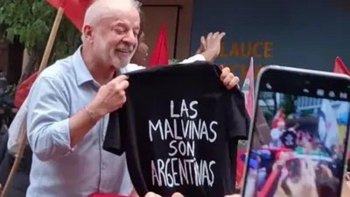 polymarketenesp's tweet photo. 🇧🇷🇦🇷 | Lula mostró una playera con la frase “Las Malvinas son argentinas” durante un acto en Brasil.

La imagen se difundió a pocos días de las elecciones presidenciales https://t.co/qGOgPtvHVk