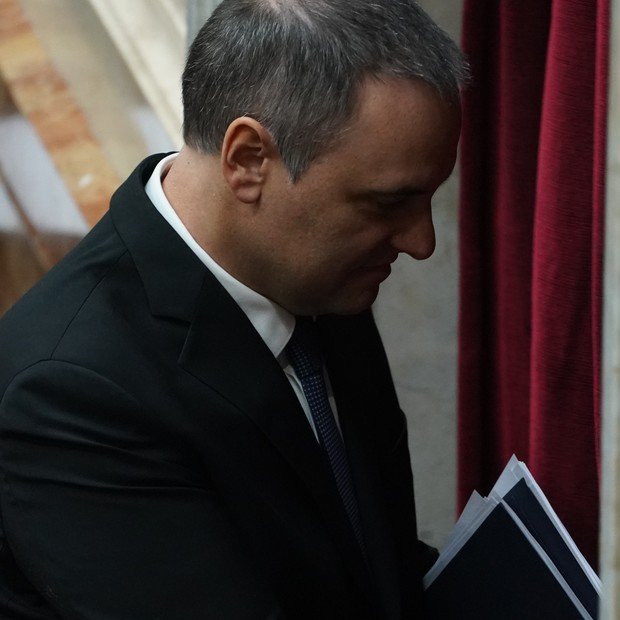 clarincom's tweet photo. ADORNI ENTREGÓ SUS BILLETERAS VIRTUALES Y LA JUSTICIA LAS PERITARÁ

Lectura rápida
El ex jefe de Gabinete entregó las direcciones y claves de ocho billeteras de criptomonedas con las que dijo haber obtenido US$ 591.544,61 entre 2014 y 2018. El fiscal Gerardo Pollicita ordenó un peritaje con 29 puntos para determinar si efectivamente fue el dueño y operador de esas cuentas.

La explicación de Adorni
El exfuncionario sostuvo que junto con su esposa comenzó a invertir en bitcoin en 2014, realizó 41 operaciones y vendió las criptomonedas en 2018. Afirmó que obtuvieron cerca de US$ 600.000 y que conservaron ese dinero en su casa hasta comenzar a utilizarlo cuando ingresó a la función pública.

Cómo sigue
El Departamento Técnico Cibercrimen de la Policía Federal deberá analizar las billeteras y sus movimientos. Cuando estén terminadas las medidas de prueba, el fiscal deberá definir si pide la indagatoria de Adorni por enriquecimiento ilícito o considera justificado su patrimonio.

(+) en Clarín: https://t.co/t26HQelhsK