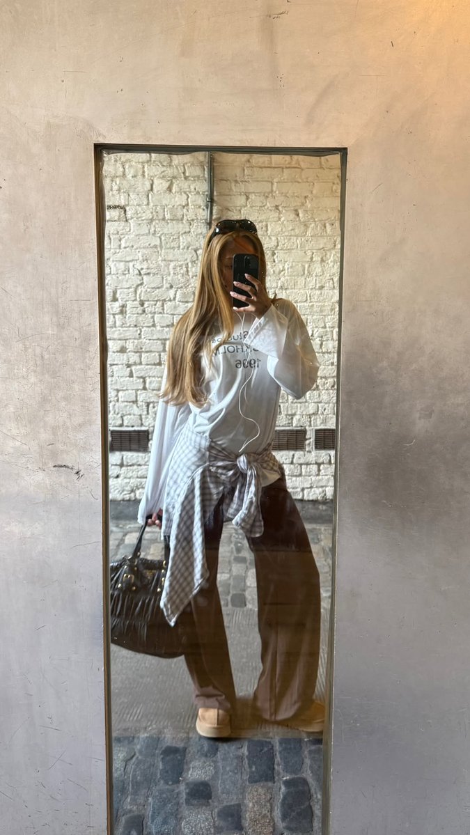 missubase's tweet photo. 📸 Halle shares new post on Instagram Stories!

#MISSU https://t.co/KlTp5weP1q
