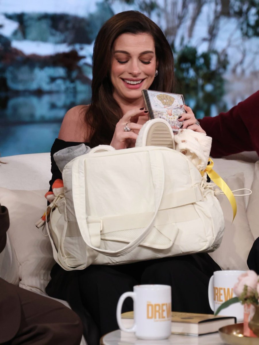 annehathawaybr's tweet photo. Anne Hathaway no "The Drew Barrymore Show". https://t.co/vTVU7SCMfK