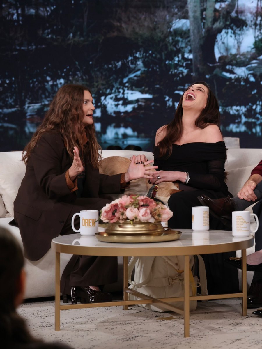 annehathawaybr's tweet photo. Anne Hathaway no "The Drew Barrymore Show". https://t.co/vTVU7SCMfK