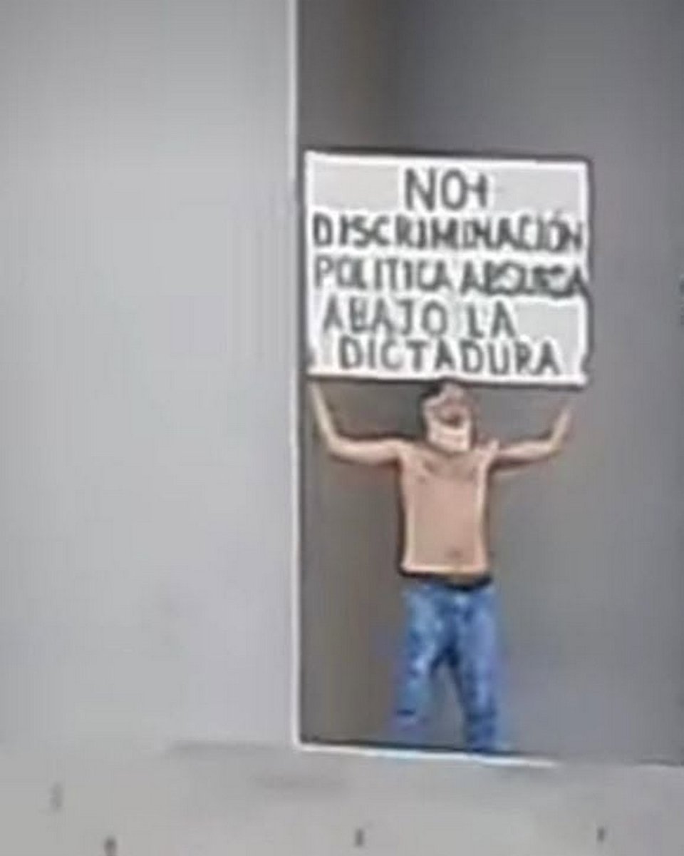 diariodecuba's tweet photo. 1/2 Imágenes del #arresto de un manifestante durante la tarde de este 2 de octubre, frente al #Capitolio de #LaHabana. El hombre fue interceptado por la #policía tras marchar desde la calle Monte portando un cartel que exigía "no más discriminación política absurda".

📸: Yuriel Fdez/Facebook

Noticia EN DESARROLLO
LEE HOY la #Cuba de mañana, en #DiarioDeCuba
https://t.co/cpvN9pOSj7
