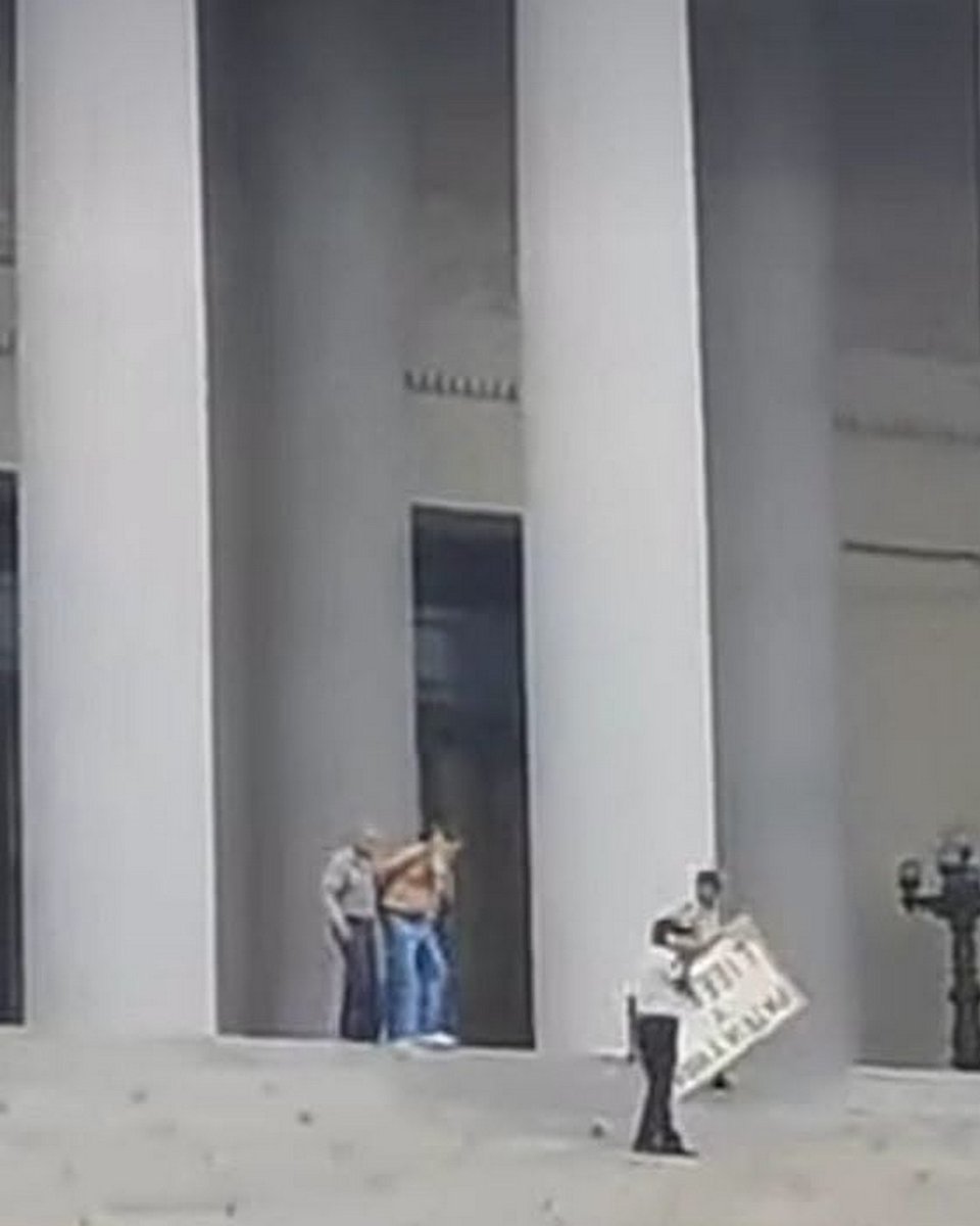 diariodecuba's tweet photo. 1/2 Imágenes del #arresto de un manifestante durante la tarde de este 2 de octubre, frente al #Capitolio de #LaHabana. El hombre fue interceptado por la #policía tras marchar desde la calle Monte portando un cartel que exigía "no más discriminación política absurda".

📸: Yuriel Fdez/Facebook

Noticia EN DESARROLLO
LEE HOY la #Cuba de mañana, en #DiarioDeCuba
https://t.co/cpvN9pOSj7