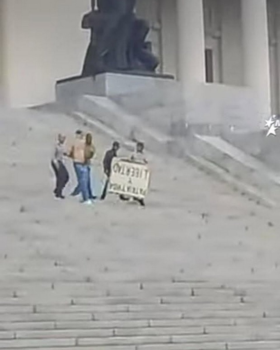 diariodecuba's tweet photo. 1/2 Imágenes del #arresto de un manifestante durante la tarde de este 2 de octubre, frente al #Capitolio de #LaHabana. El hombre fue interceptado por la #policía tras marchar desde la calle Monte portando un cartel que exigía "no más discriminación política absurda".

📸: Yuriel Fdez/Facebook

Noticia EN DESARROLLO
LEE HOY la #Cuba de mañana, en #DiarioDeCuba
https://t.co/cpvN9pOSj7