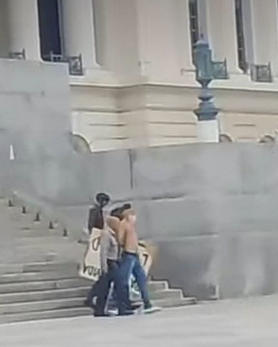 diariodecuba's tweet photo. 2/2 Imágenes del #arresto de un manifestante durante la tarde de este 2 de octubre, frente al #Capitolio de #LaHabana. El hombre fue interceptado por la #policía tras marchar desde la calle Monte portando un cartel que exigía "no más discriminación política absurda".

📸: Yuriel Fdez/Facebook

Noticia EN DESARROLLO
LEE HOY la #Cuba de mañana, en #DiarioDeCuba
https://t.co/cpvN9pOSj7