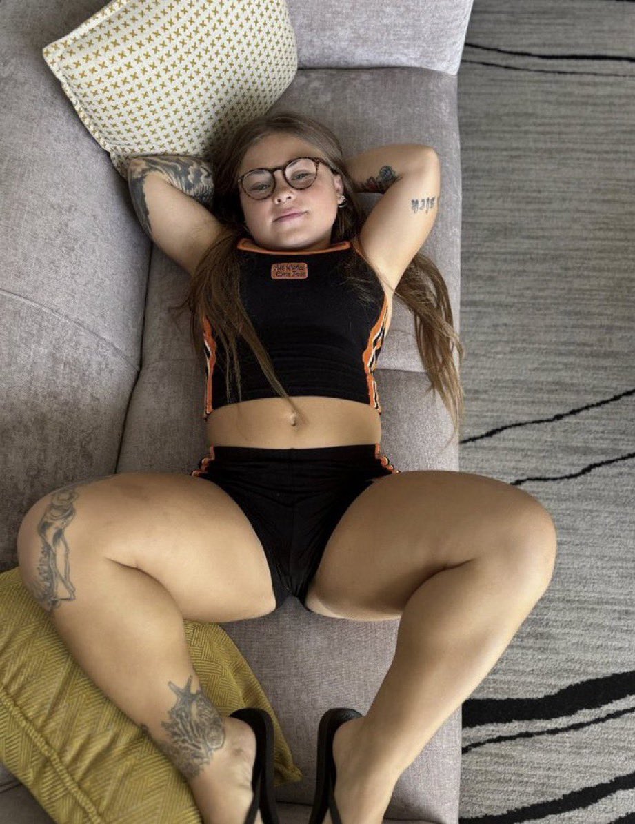 smallermacky's tweet photo. I'm 3’11, would you smash or pass ? https://t.co/5dHk4vi4ow