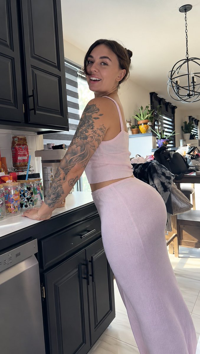 Reese10Angell1's tweet photo. She’s my friend 🥹 please 🙏 text me if you like my friend she’s a sweet soul ☺️ https://t.co/5I5AL5Hqnl