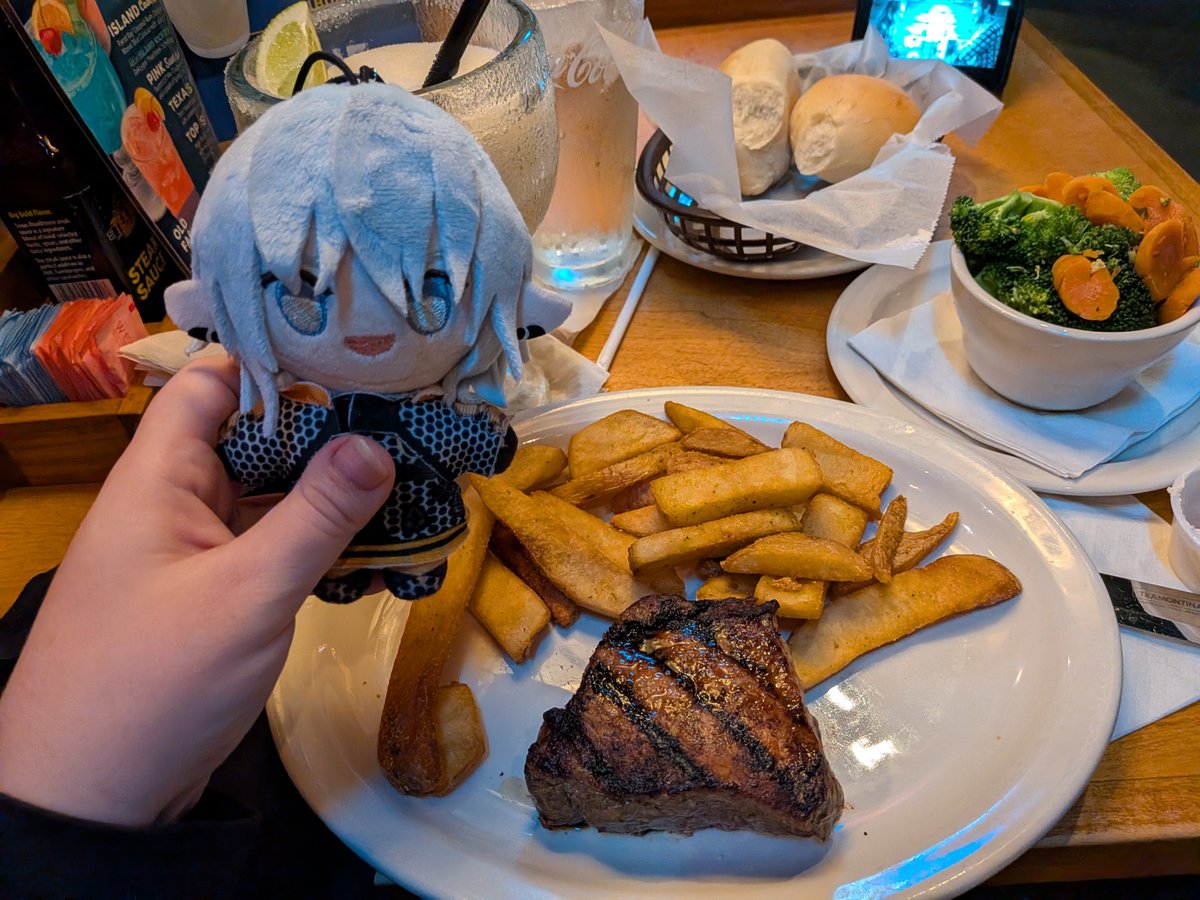 TheReal1000Gex's tweet photo. America doesn't have any cute cafes for oshikatsu so I took Haurchefant to Texas Roadhouse instead https://t.co/DfOTOMB234