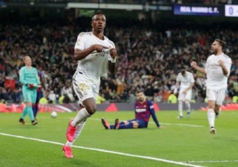 footyhan's tweet photo. 🔙 When Vini dogwalked this random 😭 https://t.co/6qP4XLoird