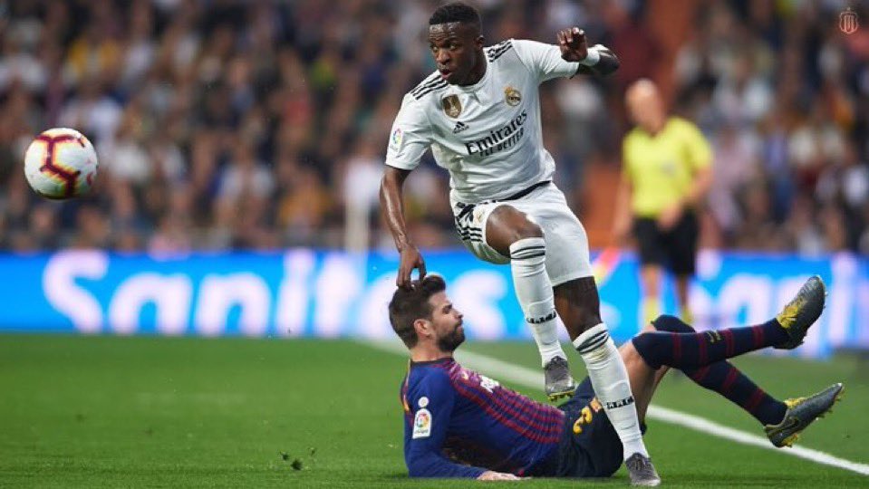 footyhan's tweet photo. 🔙 When Vini dogwalked this random 😭 https://t.co/6qP4XLoird