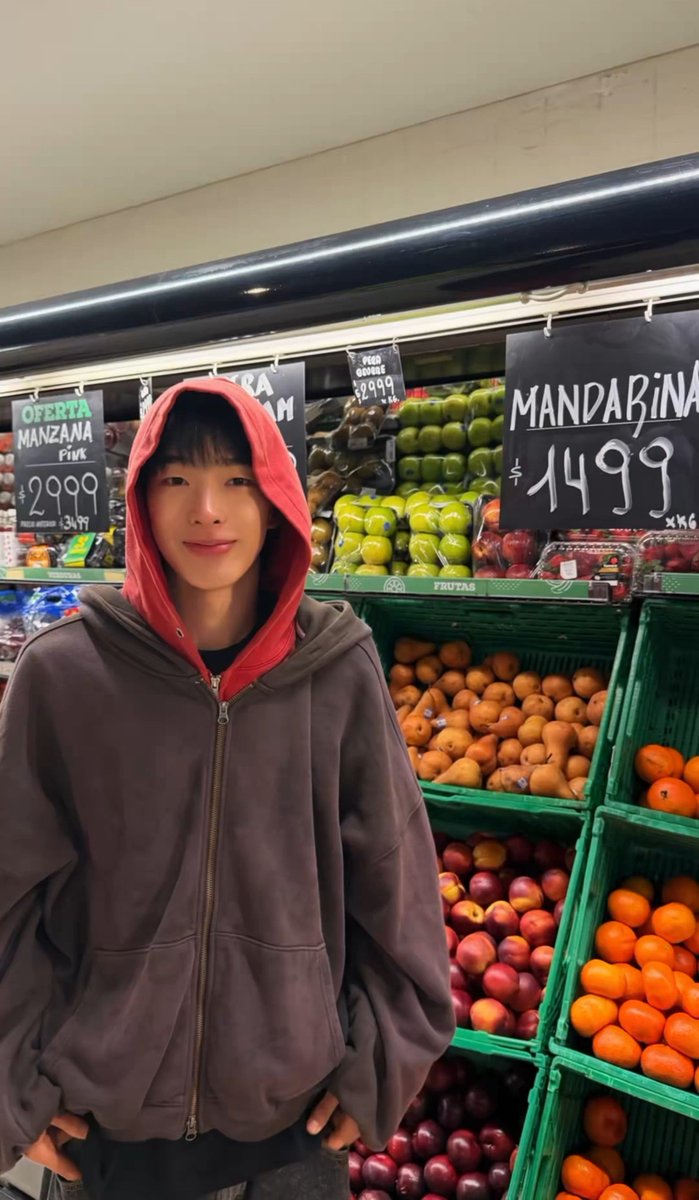 inoueshikacho's tweet photo. - a cuánto las mandarinas 
+ 1500 el kilo
- pero soy tomoya de nexz
+ bueno tomoya de nexz, 1500 el kilo https://t.co/AkdOpYmJ5q