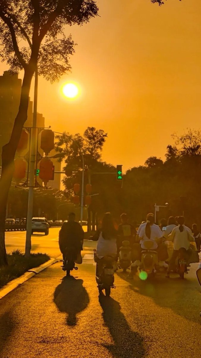 JasmineBaldu's tweet photo. Atardecer dorado en la esquina! Las luces de la ciudad se encienden mientras caminamos sin prisa, capturando estos pequeos momentos que hacen la vida más linda. https://t.co/Safjly8App
