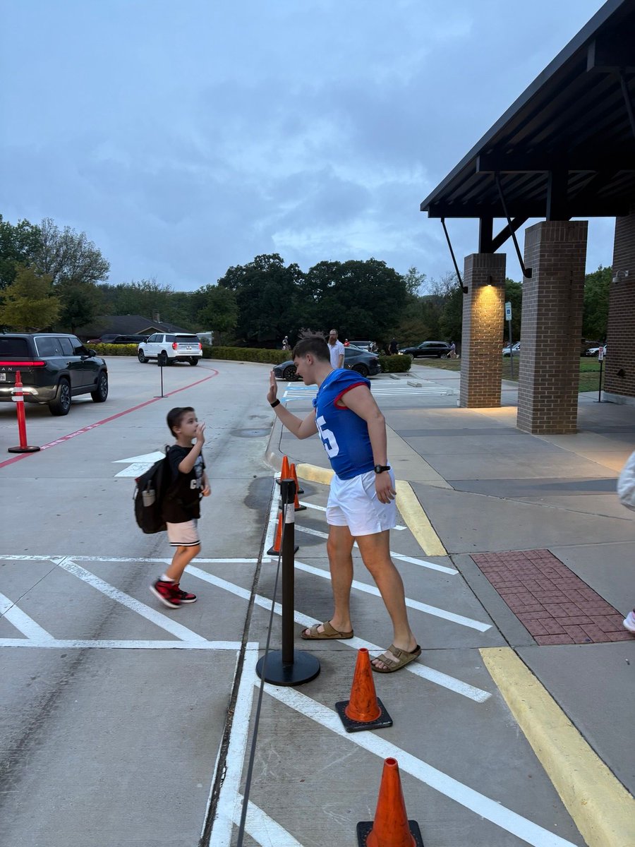GHSMustangsFB's tweet photo. Our guys had a great time high-fiving the kids at our feeder elementary schools this morning! Thank you to @vbgrapevine for joining in! 
#RiseoftheVine #Team107 https://t.co/A4KpwUS1iS