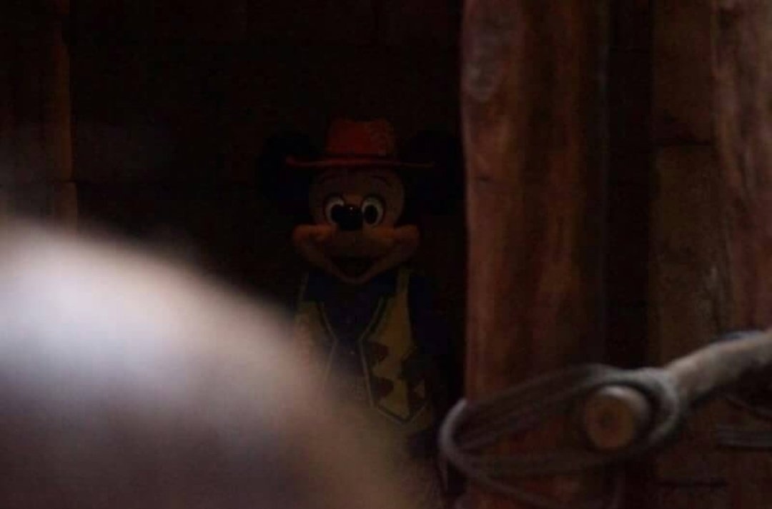 munevveralks's tweet photo. ディズニーの闇を見てしまった瞬間……www https://t.co/Y4MILL1EZA