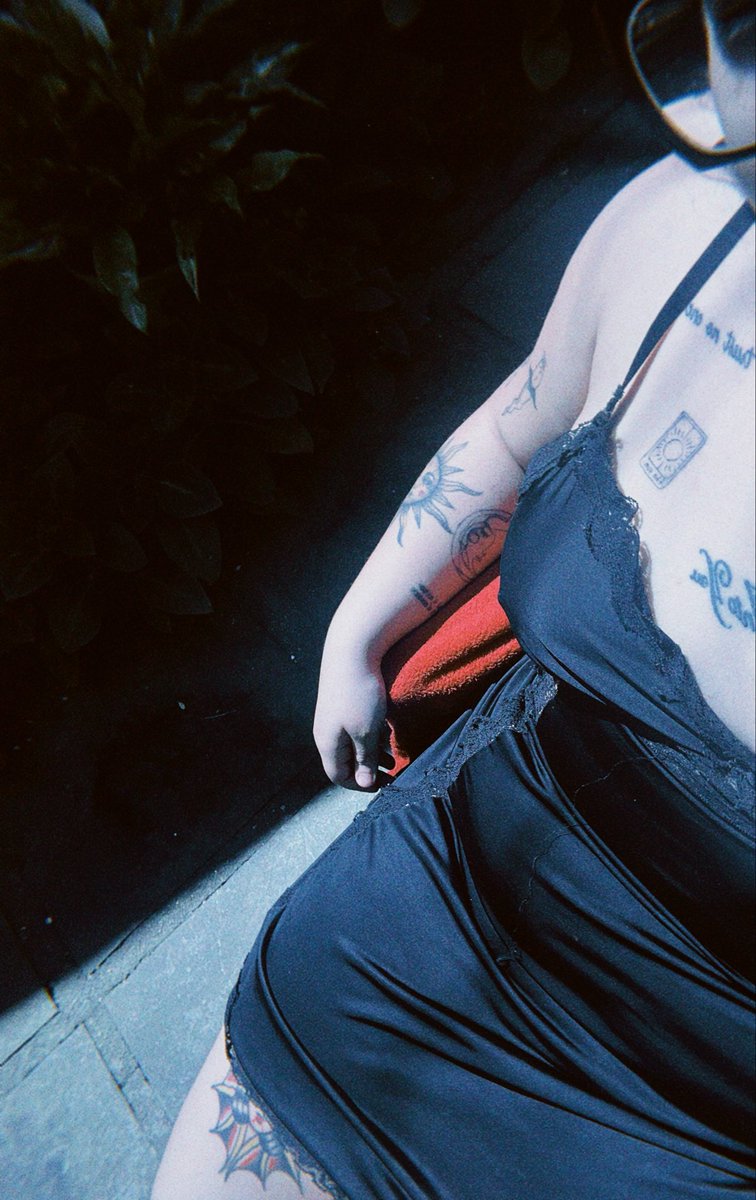 v4mpiresca_'s tweet photo. muito já odiei meu corpo,
mas quando eu entendo que ele é apenas carne e eu sou muito mais que isso, as coisas ficam mais fáceis ✨

cuidando dele com solzinho https://t.co/vv9RqxHqnS