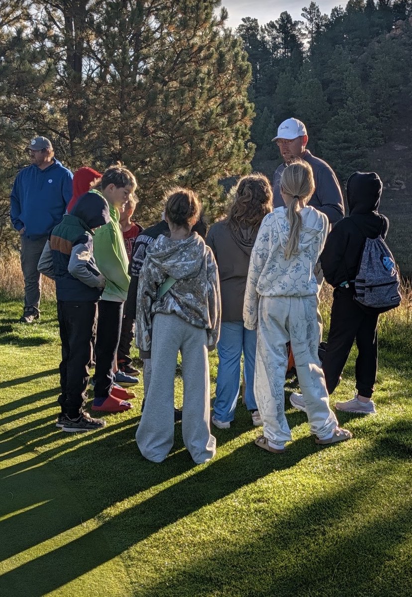 GCSAA_NW's tweet photo. It was a perfect day for a @TheFirstGreen field trip at @DevilsTowerGolf  in Hulett, Wyoming!
Superintendent Shawn Stutzman and his assistant, Boz Backen, hosted grades 3-5 from the Hulett School for a fun-filled morning!
@PeaksGCSA 
@GCSAA https://t.co/WtTJbg5k98