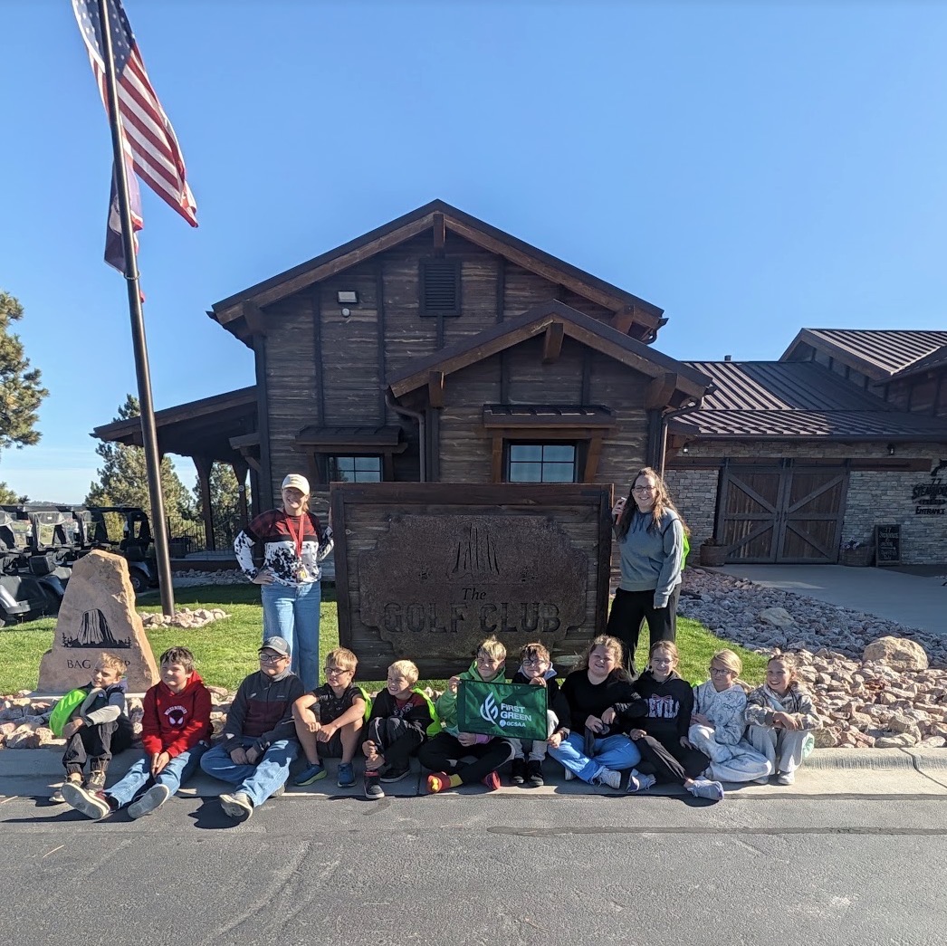 GCSAA_NW's tweet photo. It was a perfect day for a @TheFirstGreen field trip at @DevilsTowerGolf  in Hulett, Wyoming!
Superintendent Shawn Stutzman and his assistant, Boz Backen, hosted grades 3-5 from the Hulett School for a fun-filled morning!
@PeaksGCSA 
@GCSAA https://t.co/WtTJbg5k98