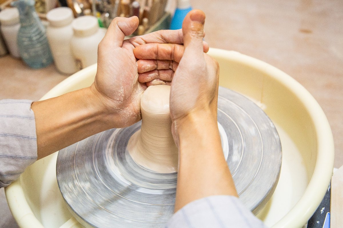 KatherineHge's tweet photo. Explora tu creatividad hoy: taller de cerámica accesible para todos, sin experiencia necesaria. Reserva tu lugar y crea tu primera pieza única! https://t.co/om8jKedJ6e