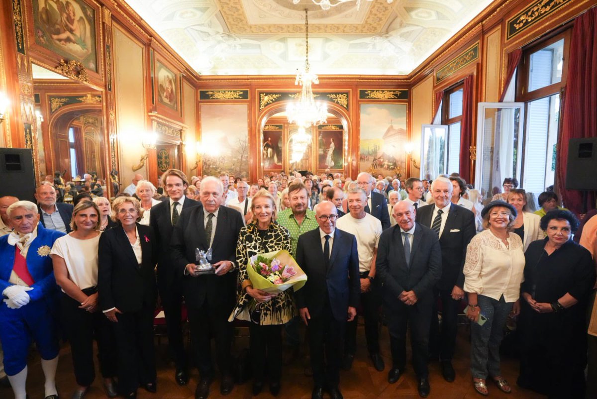 eciotti's tweet photo. J'ai signé ce soir avec Victor-André Masséna, Prince d'Essling et Président de la Fondation Napoléon, une convention de partenariat avec la Ville de Nice.

En 1917, son père confiait la Villa Masséna à notre ville, à deux conditions : qu'elle devienne un musée de l'histoire de Nice et que ses jardins soient ouverts à tous. Depuis plus d'un siècle, les Niçois s'y promènent parce que sa famille a choisi de leur confier sa mémoire.

Je lui ai remis l'Aigle de la Ville, au nom de tous les Niçois.