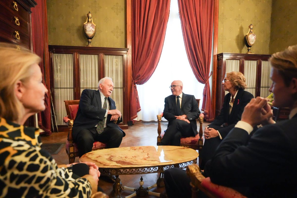eciotti's tweet photo. J'ai signé ce soir avec Victor-André Masséna, Prince d'Essling et Président de la Fondation Napoléon, une convention de partenariat avec la Ville de Nice.

En 1917, son père confiait la Villa Masséna à notre ville, à deux conditions : qu'elle devienne un musée de l'histoire de Nice et que ses jardins soient ouverts à tous. Depuis plus d'un siècle, les Niçois s'y promènent parce que sa famille a choisi de leur confier sa mémoire.

Je lui ai remis l'Aigle de la Ville, au nom de tous les Niçois.