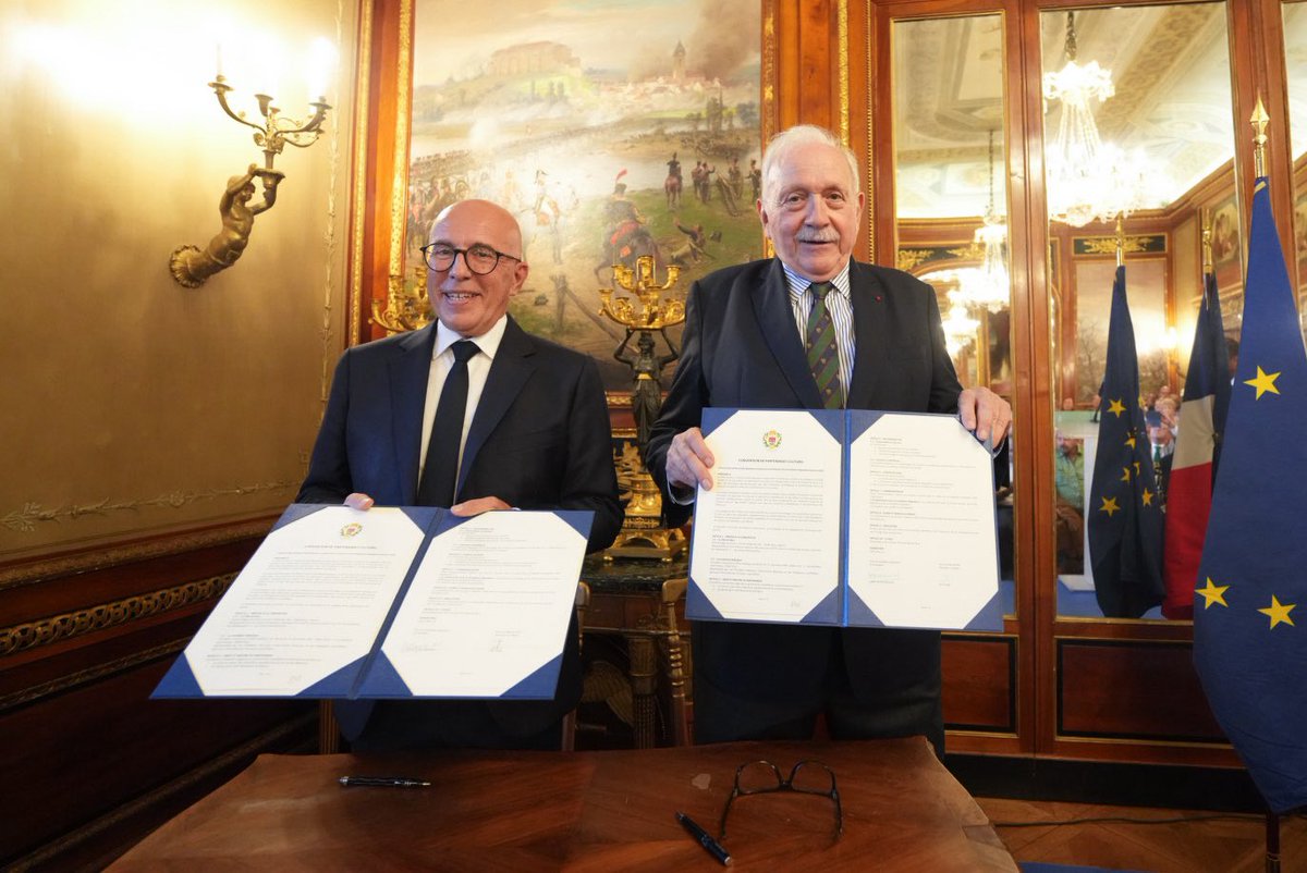 eciotti's tweet photo. J'ai signé ce soir avec Victor-André Masséna, Prince d'Essling et Président de la Fondation Napoléon, une convention de partenariat avec la Ville de Nice.

En 1917, son père confiait la Villa Masséna à notre ville, à deux conditions : qu'elle devienne un musée de l'histoire de Nice et que ses jardins soient ouverts à tous. Depuis plus d'un siècle, les Niçois s'y promènent parce que sa famille a choisi de leur confier sa mémoire.

Je lui ai remis l'Aigle de la Ville, au nom de tous les Niçois.