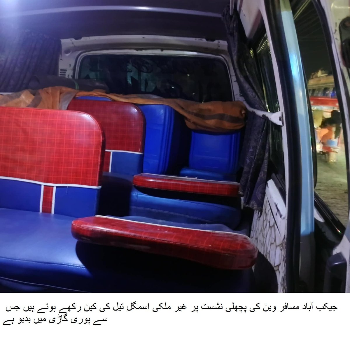 DailySitaraSind's tweet photo. جیکب آباد بم کے دھماکے پر بیٹھ گیا! مسافر وینوں اور بسوں میں غیر ملکی ایرانی تیل کی کھلے عام اسمگلنگ، مسافروں سے 'سپر فیول' کے کرائے لے کر موت کے سفر پر سوار کر دیا گیا،شہر کے گلی محلوں، سڑکوں اور پیٹرول پمپوں پر کرپٹ مافیا کا راج
#٢٠٣٠_بلا_نقاب
#Lycéens
Uptober
Masked https://t.co/GRdMvCqewA