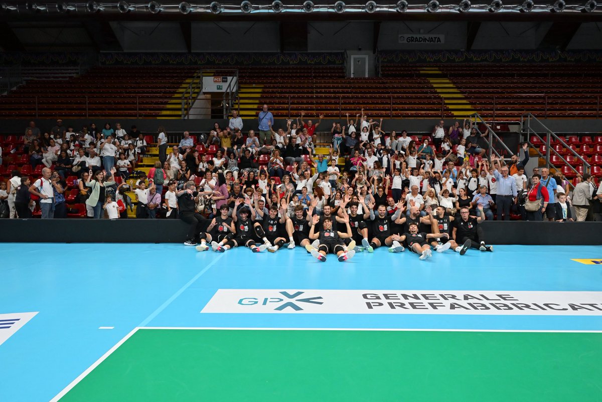 SIRVolleyPG's tweet photo. Oggi è la FESTA DEI NONNI‼️🤩
70 bambini della scuola prImaria “Frondini” di Tordandrea (Assisi) e i loro nonni hanno assistito oggi all’allenamento congiunto con Grottazzolina, per fare festa insieme in nostra compagnia!
#BlockDevils https://t.co/1YkIFHkhQs