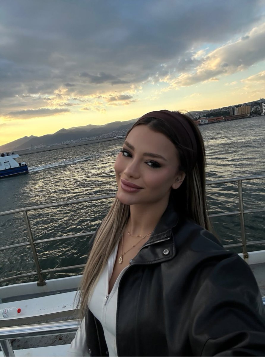 Asude2z6m's tweet photo. Geceye böyle güzel bir fotoğraf bırakayım…
Bazı güzellikler anlatılmaz, sadece hayranlıkla izlenir.🤍
@cansndalgic
#kısmetseolur #CansınDalgıç https://t.co/WXxqtoWzBo