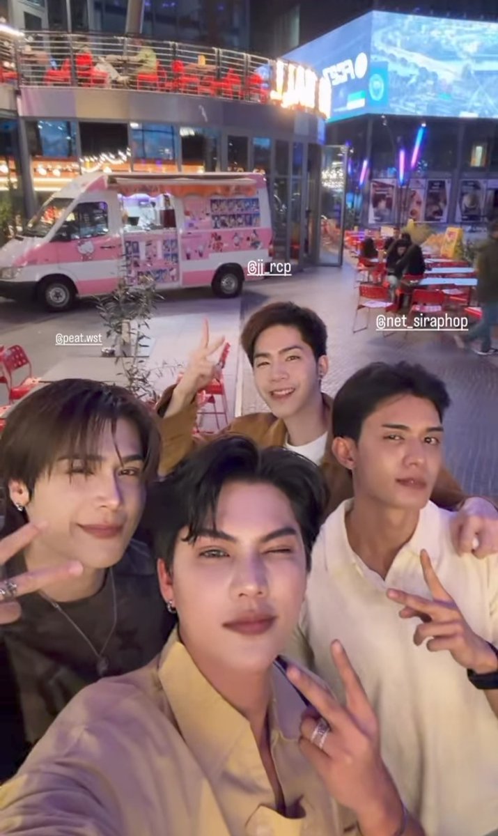 Nico_in_delulu's tweet photo. Meeting old friends 🥰
I wonder when their flight to Milano is..

#FortPeat https://t.co/5JAv3IpLdU