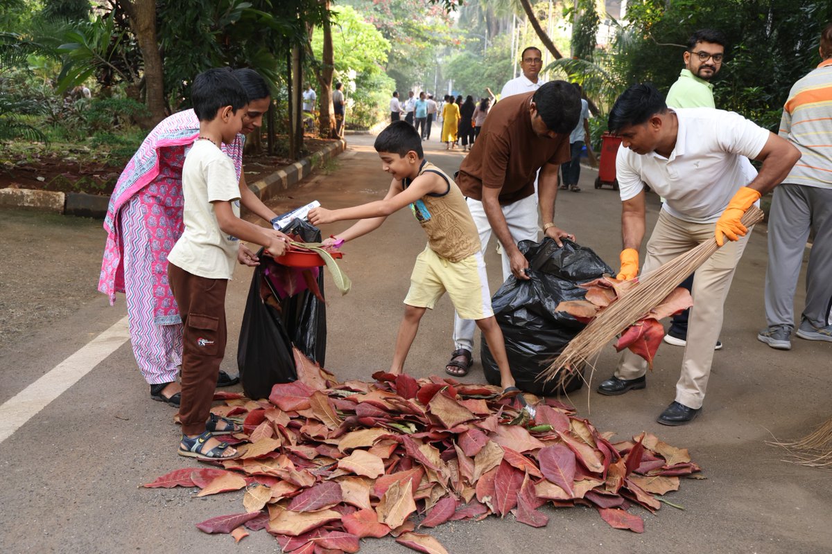 KonkanRailway's tweet photo. #SwachhataHiSeva2026 | A cleanliness drive was organised at Konkan Rail Vihar, Colony by Members of the Konkan Railway Women’s Cultural &amp; Social Service Association (KRWC &amp; SSA) &amp; Staff, promoting a clean and hygienic environment.
#SwachhBharat #SadarSeva https://t.co/HH6mqqh2Kv