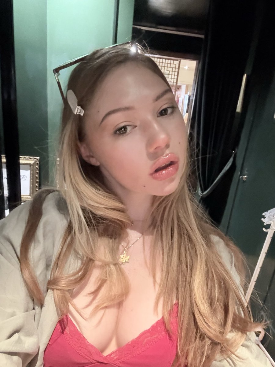 afinagoddess_'s tweet photo. how could u ever say no to me? https://t.co/Rpg3bBqDpJ