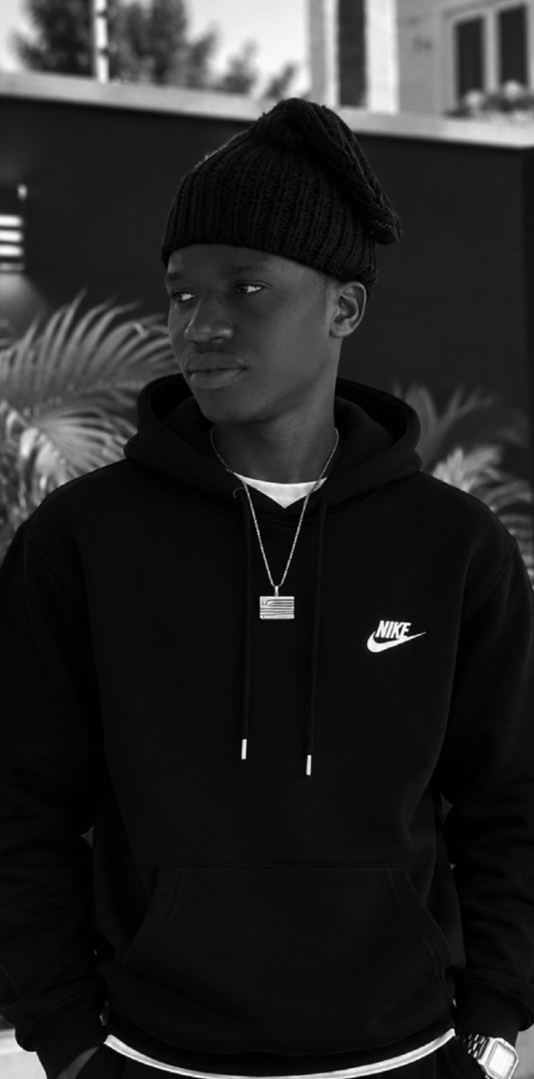 KingNoble5050's tweet photo. Boy go fine finish  con dey Single 😟 https://t.co/NctxKffe47
