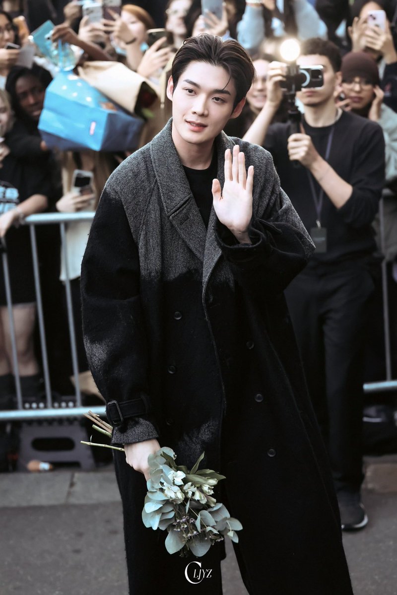 boyslovehub's tweet photo. All eyes turned to Kim Yoonsik, the brightest star to attend the Yohji Yamamoto show. #YohjiYamamotoxKIMYOONSIK https://t.co/jEDdRfMN0i