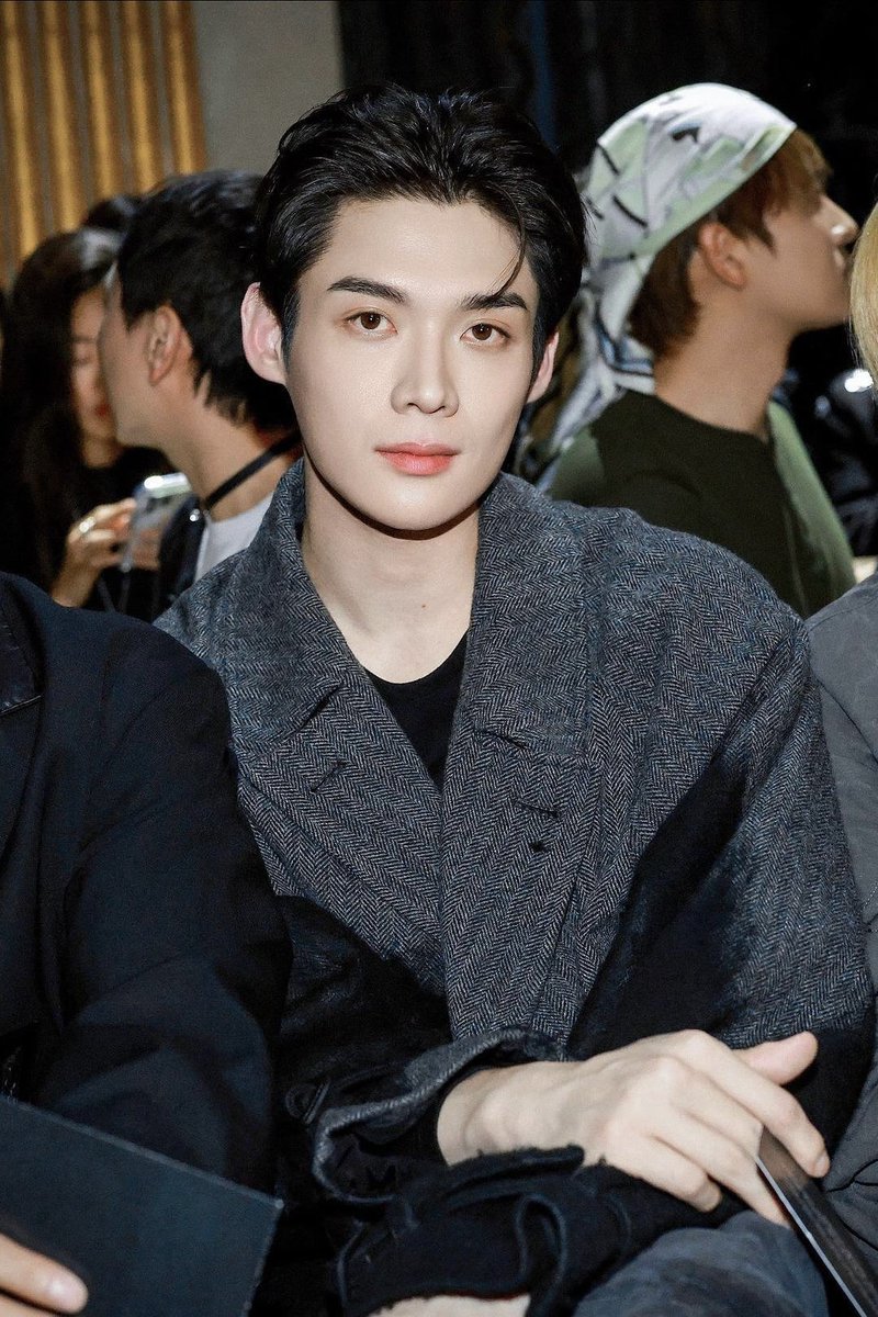 boyslovehub's tweet photo. All eyes turned to Kim Yoonsik, the brightest star to attend the Yohji Yamamoto show. #YohjiYamamotoxKIMYOONSIK https://t.co/jEDdRfMN0i