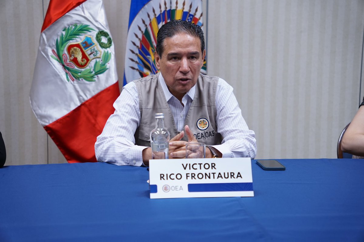 OEA_oficial's tweet photo. El candidato a la Alcaldía de Lima por @FuerzaPopular__, @SamuelDazaT, compartió con la Jefatura de la Misión de Expertos Electorales de la #OEAenPerú sus perspectivas sobre el desarrollo del proceso electoral y la jornada de las #ERM2026 de este domingo. 🇵🇪 https://t.co/6OTwadFqlQ