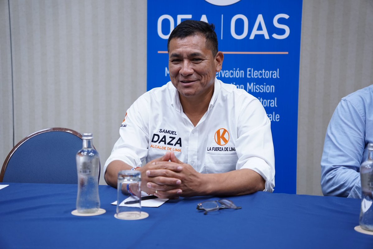 OEA_oficial's tweet photo. El candidato a la Alcaldía de Lima por @FuerzaPopular__, @SamuelDazaT, compartió con la Jefatura de la Misión de Expertos Electorales de la #OEAenPerú sus perspectivas sobre el desarrollo del proceso electoral y la jornada de las #ERM2026 de este domingo. 🇵🇪 https://t.co/6OTwadFqlQ