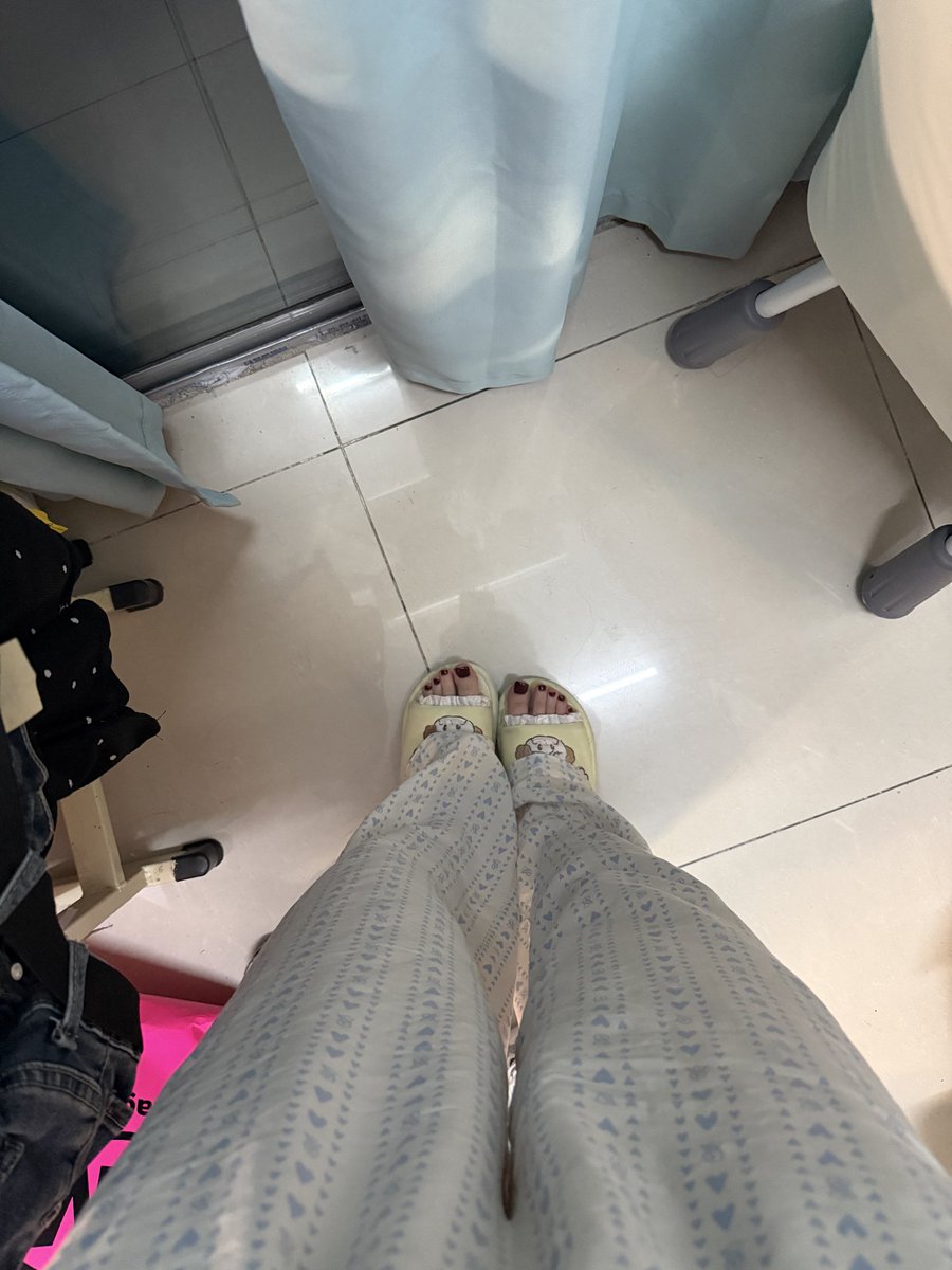 agate0513's tweet photo. 我太喜欢我的脚了！！有没有人告诉我我这个脚算不算好看的呀🫪#玉足 https://t.co/TVLMw16eP5