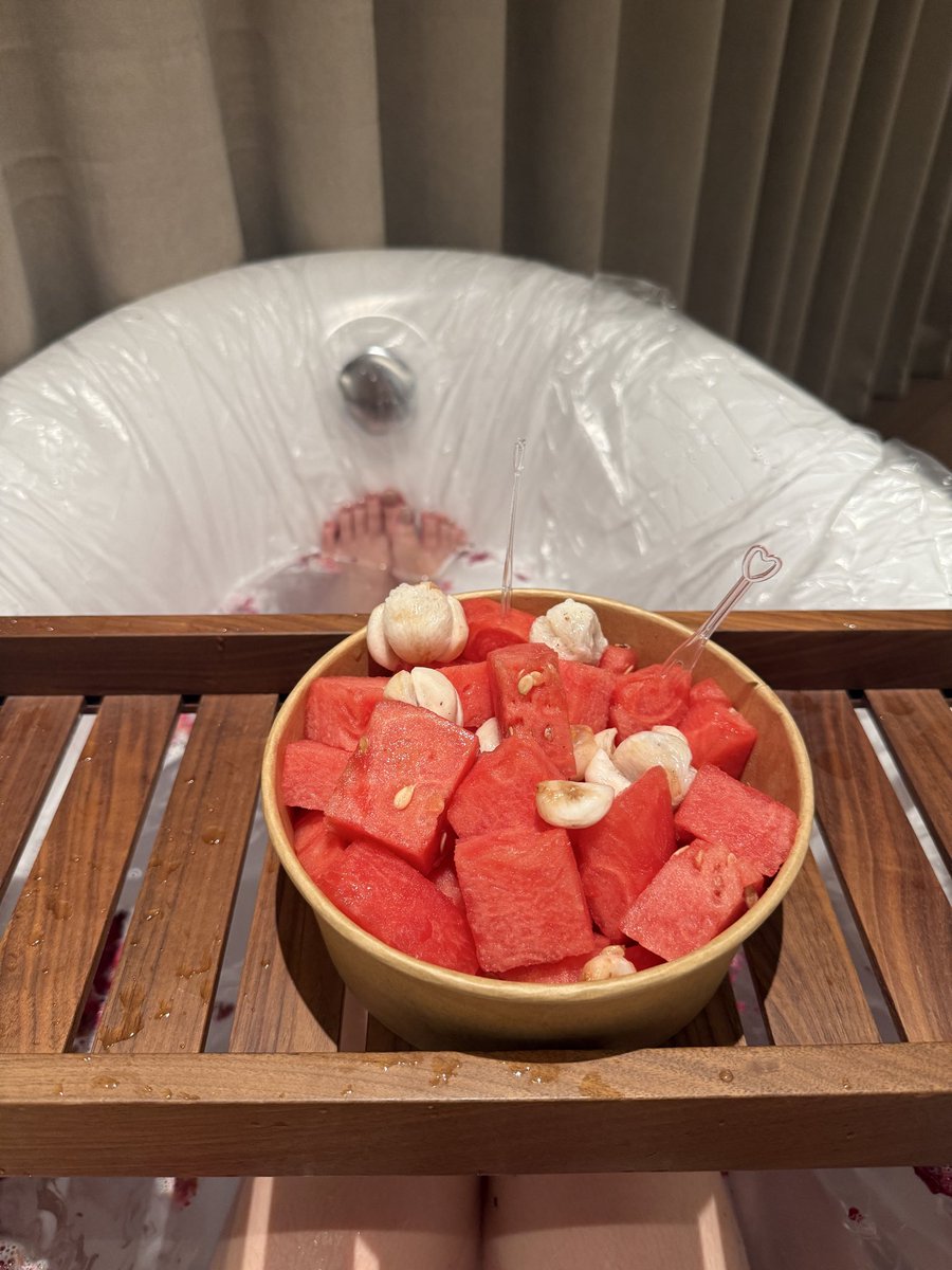 agate0513's tweet photo. 我太喜欢我的脚了！！有没有人告诉我我这个脚算不算好看的呀🫪#玉足 https://t.co/TVLMw16eP5