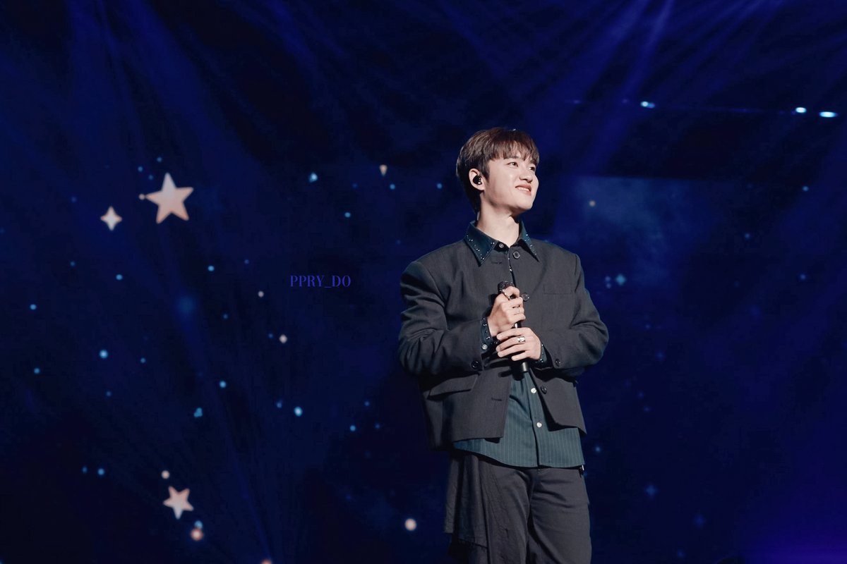 ppry_doh's tweet photo. [DAYOFF IN SEOUL_DAY1]

팬들을 바라보는 눈빛이 별처럼 반짝거려🌟

#도경수 #DOHKYUNGSOO 
#DAYOFF_INSEOUL
#도경수_데이오프_첫콘
#됴콘_첫콘_지금부터DAYOFF https://t.co/WONfvw4XKt