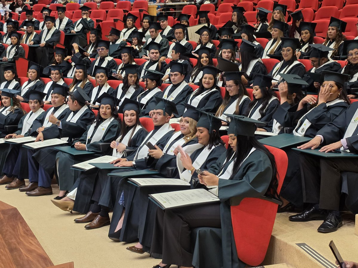 UNIAGRARIA's tweet photo. 🎓El pasado 2 de octubre, UNIAGRARIA celebró dos ceremonias de grado en las que 177 graduandos de posgrado y 145 de pregrado recibieron sus títulos, culminando una importante etapa de su formación académica. https://t.co/kRbY8pU1bt