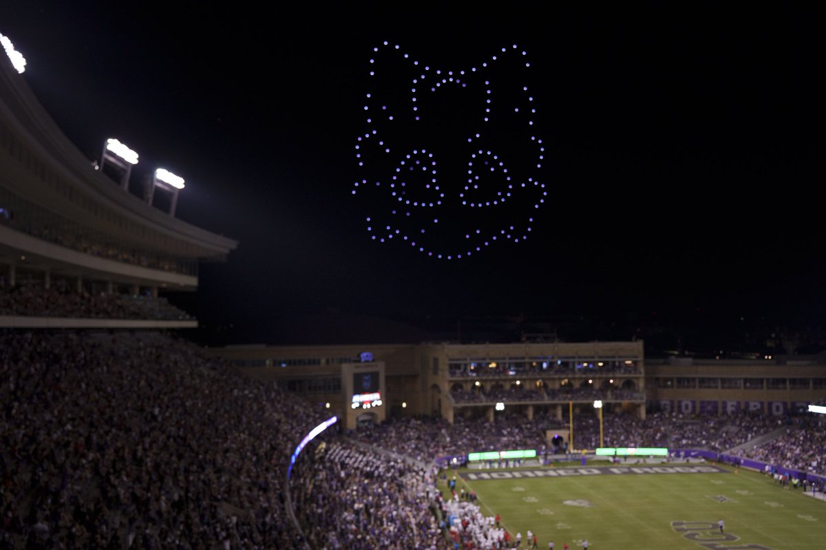 TCU_Athletics's tweet photo. saturday's 𝗵𝗮𝗹𝗳𝘁𝗶𝗺𝗲 show 

• Block T Hall of Fame honorees 
• Band and Spirit lights out performance 
• Drone show 

𝘮𝘢𝘬𝘦 𝘴𝘶𝘳𝘦 𝘵𝘰 𝘴𝘵𝘢𝘺 𝘪𝘯 𝘺𝘰𝘶𝘳 𝘴𝘦𝘢𝘵𝘴! 

#GoFrogs https://t.co/dcWrcZu1Pe