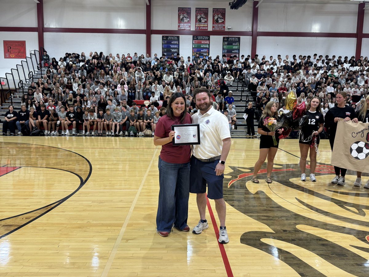 MSHSAAOrg's tweet photo. MSHSAA presents the 2025-26 NFHS MSHSAA Girls Soccer Coach of the Year award to LeAnne Sanders from Ft. Zumwalt South High School! ⚽️ #MOmentum #MSHSAAccomplished https://t.co/5oukj7Q1Mu