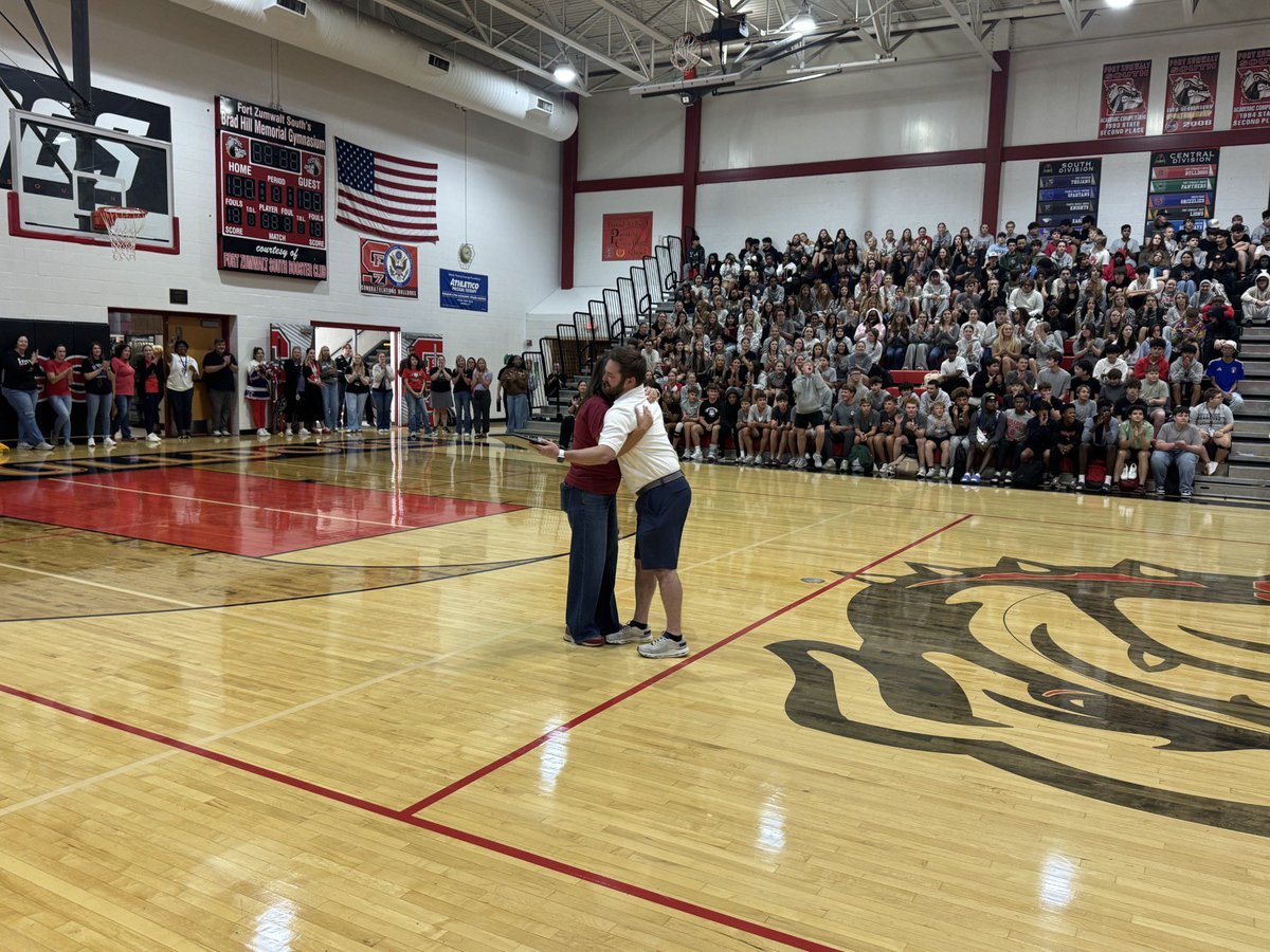 MSHSAAOrg's tweet photo. MSHSAA presents the 2025-26 NFHS MSHSAA Girls Soccer Coach of the Year award to LeAnne Sanders from Ft. Zumwalt South High School! ⚽️ #MOmentum #MSHSAAccomplished https://t.co/5oukj7Q1Mu