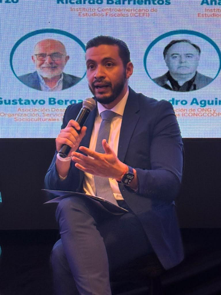 DialogosGuate's tweet photo. @Walter_WC, nuestro director ejecutivo, participó en el panel "Guatemala 2027: cartografía de los riesgos electorales", en el marco del #cadf2026 (@SeaIF).

📢 A menos de un año de las #Elecciones2027, junto a Eduardo Núñez del @NDICentroameric, Ricardo Barrientos de @ICEFI, Anabella Rivera de @Demos, Pablo Hurtado de @ASIES_GT, Gustavo Berganza de @DOSESgt y Alejandro Aguirre de @CONGCOOP , conversaron sobre los riesgos que podrían enfrentar las elecciones como la conflictividad, la desinformación y el acceso desigual para poblaciones en vulnerabilidad y los retos legales, técnicos y de seguridad que pueden poner en entredicho el proceso electoral.

También reflexionaron sobre la importancia de la observación ciudadana sistemática como mecanismo de resiliencia democrática. 🔍

Espacios como este reafirman el compromiso de Diálogos con la integridad electoral. 🤝