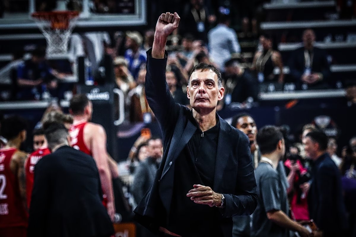 Ru_Gu_7's tweet photo. Τώρα είδα τι έχει γίνει...

Αυτό σου έχει προκαλέσει στον εγκέφαλο ο Γιώργος Μπαρτζώκας μετά την επιστροφή του στον #OlympiacosBC πρέπει να μελετηθεί.

Πίστευα με την έλευση Ομπράντοβιτς ότι θα ηρεμούσες λίγο. Λάθος. Είναι στο μυαλό σου μόνιμα. Σε στοιχειώνει. Λογικό. Έζησες τον μεγαλύτερο σου εφιάλτη.

Έφτιαξες αυτό το γήπεδο μόνο και μόνο για να έρθει 2 χρόνια αργότερα, να το γεμίσει με 20 χιλιάδες γαύρους και να ζήσει το μεγαλύτερο, το πιο καυλωτικό όνειρο κάθε γαύρου που ζει και αναπνέει.

Ήταν αυτός που το ξεπαρθένιασε κιόλας. Σε έχει γαμήσει με κάθε τρόπο. Δεν το αντέχεις. Προσπαθείς να πείσεις πρώτα από όλα τον εαυτό σου ότι δεν ασχολείσαι μαζί μας.

Αδύνατο. Θα ασχολείσαι με κάθε του κουβέντα, με κάθε του κίνηση, με κάθε του αντίδραση. Άκουσε μας προσεκτικά. Σε γαμάει ο Γιώργος Μπαρτζώκας.

Κι όπως είπε η κυρά Τζένη. Πόνος είναι. Δεν θα περάσει. Ποτέ.