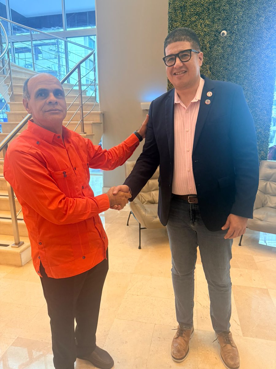 CEPREDENAC's tweet photo. 🤝 En el marco del Taller Regional de Armonización del Enfoque PER, el Secretario Ejecutivo del CEPREDENAC, Adherbal de la Rosa, sostuvo una reunión de cortesía con Carlos Manuel Paulino Cárdenas, Director Ejecutivo de la Defensa Civil Dominicana. https://t.co/KtDoIrgCN4