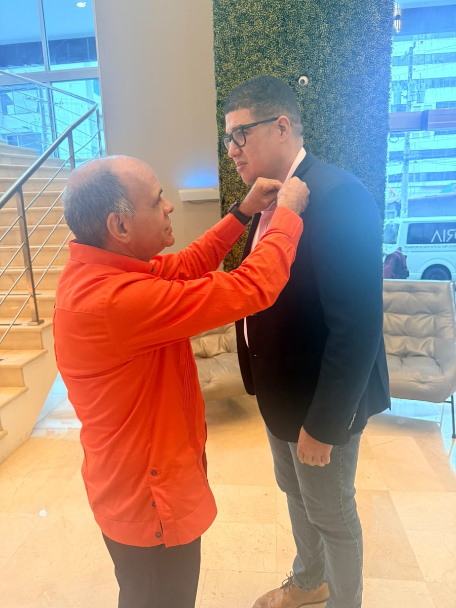 CEPREDENAC's tweet photo. 🤝 En el marco del Taller Regional de Armonización del Enfoque PER, el Secretario Ejecutivo del CEPREDENAC, Adherbal de la Rosa, sostuvo una reunión de cortesía con Carlos Manuel Paulino Cárdenas, Director Ejecutivo de la Defensa Civil Dominicana. https://t.co/KtDoIrgCN4