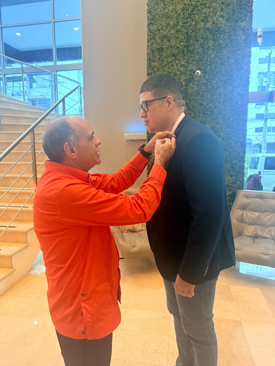 CEPREDENAC's tweet photo. 🤝 En el marco del Taller Regional de Armonización del Enfoque PER, el Secretario Ejecutivo del CEPREDENAC, Adherbal de la Rosa, sostuvo una reunión de cortesía con Carlos Manuel Paulino Cárdenas, Director Ejecutivo de la Defensa Civil Dominicana. https://t.co/KtDoIrgCN4